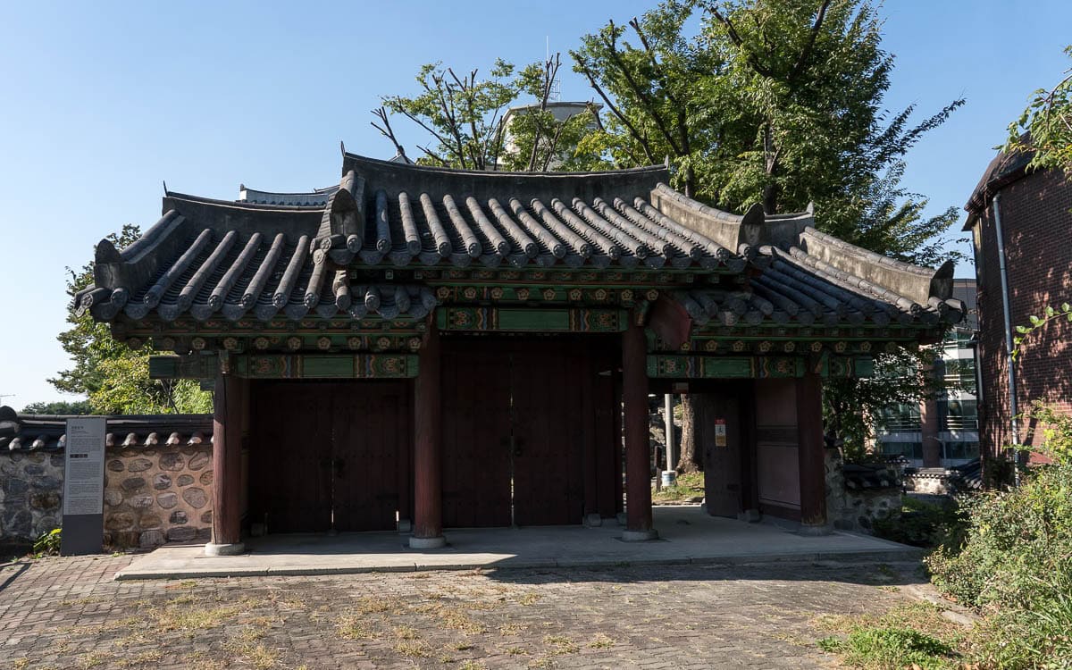 Three-gate entrance, Mangwonjeong Pavilion, Seoul, South Korea